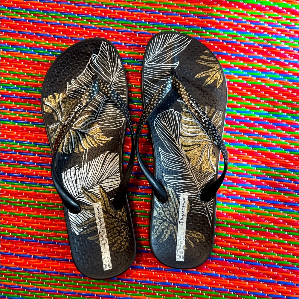 Ipanema anatomic lapa flip flops, Black with gold leafs, US 8